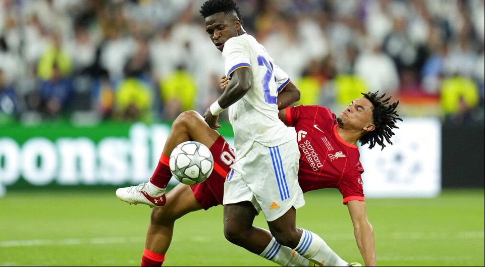 Vinicius y Alexander Arnold luchan por el balón. Picks de la Champions League de la computadora de Odds Shark.