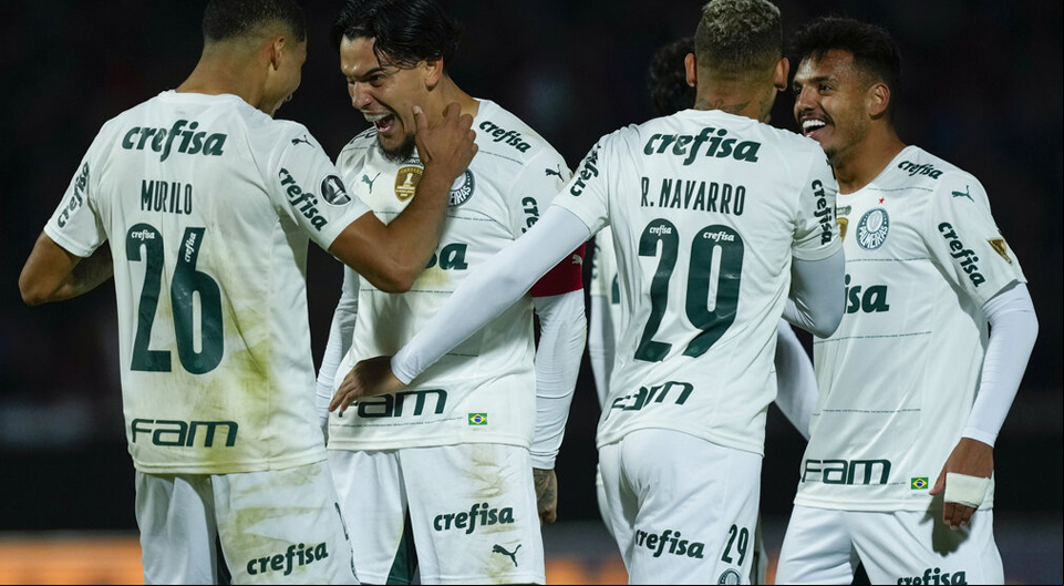 Jugadores del Palmeiras celebran un gol. Picks gratis de la computadora de la Copa Libertadores de Odds Shark.