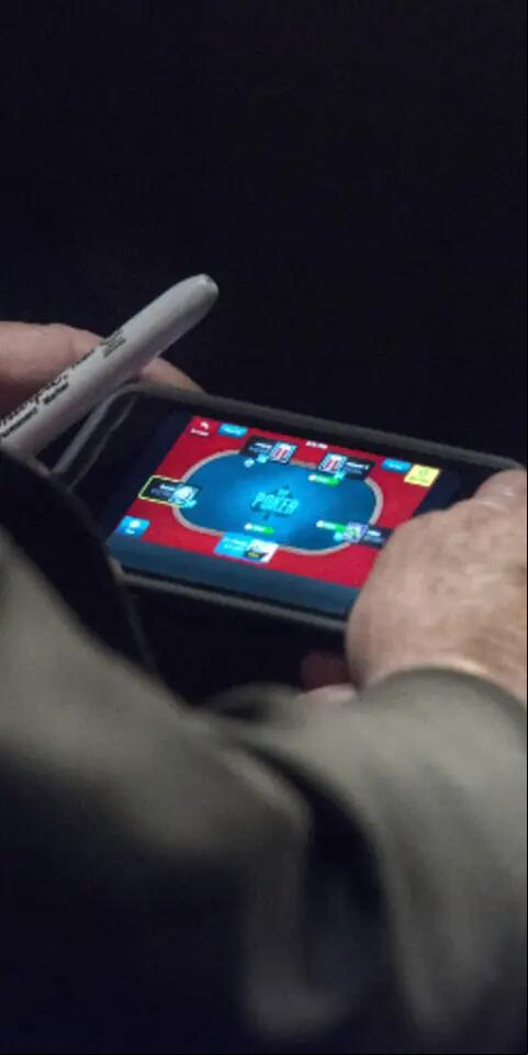 Mobile poker player