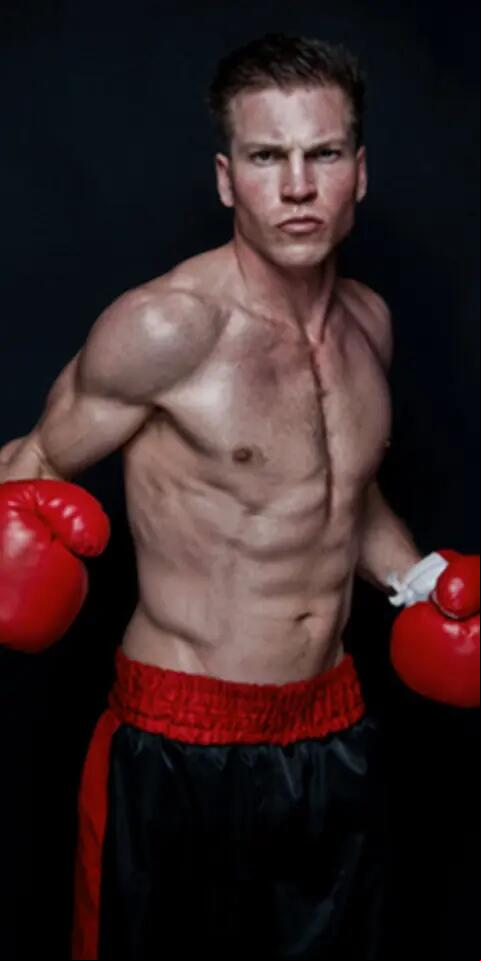 Imagen de un boxeador enseñando el puño. Guía de apuestas, cómo apostar en el boxeo.