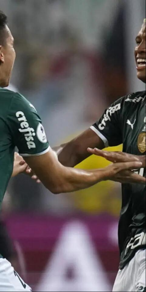 Jugadores de Palmeiras celebran un gol. Conoce las mejores apuestas de la Copa Libertadores 2022.